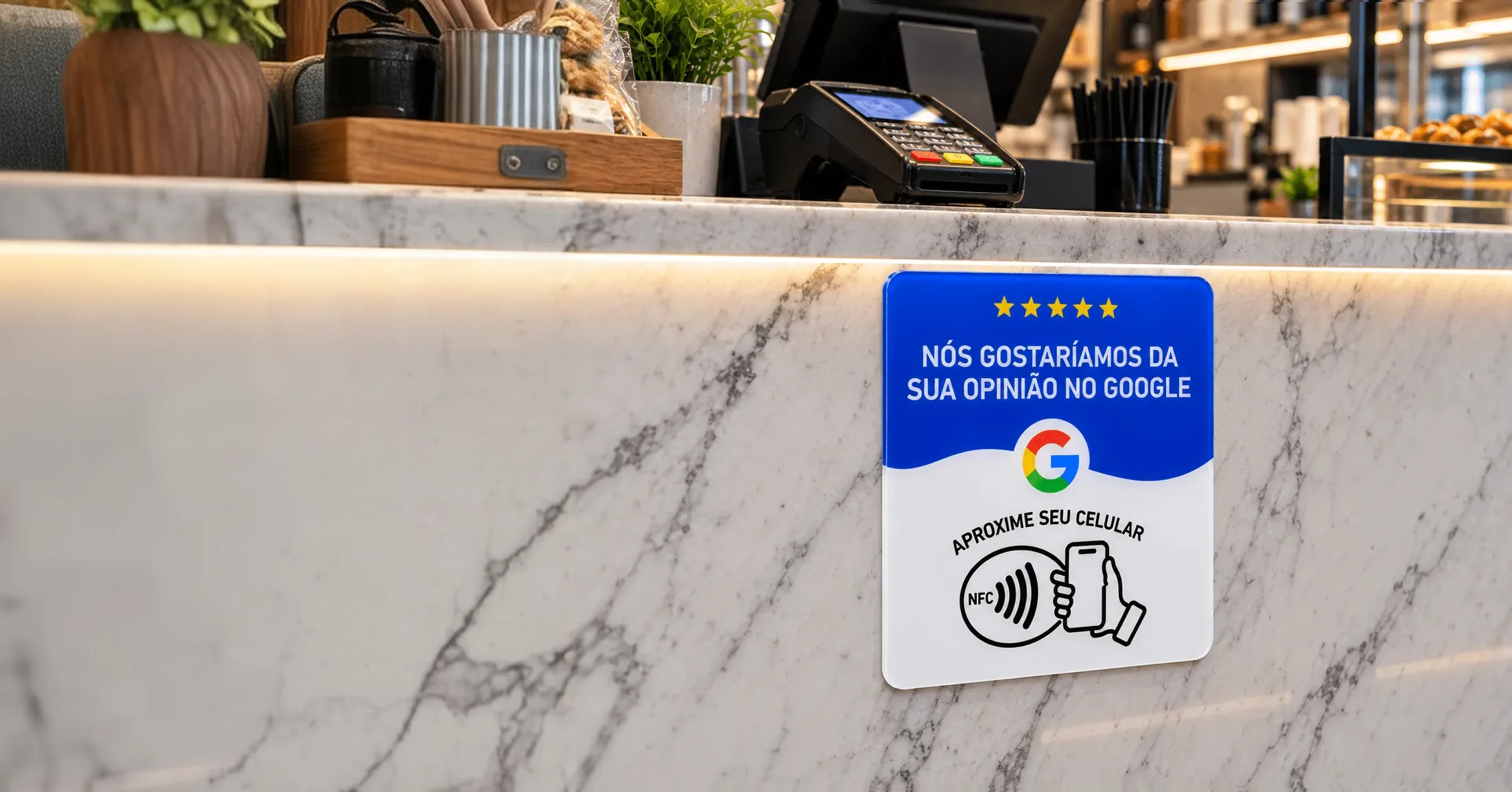 Plaquinha NFC de avaliação Google Onda Azul instalada no balcão de mármore de uma padaria